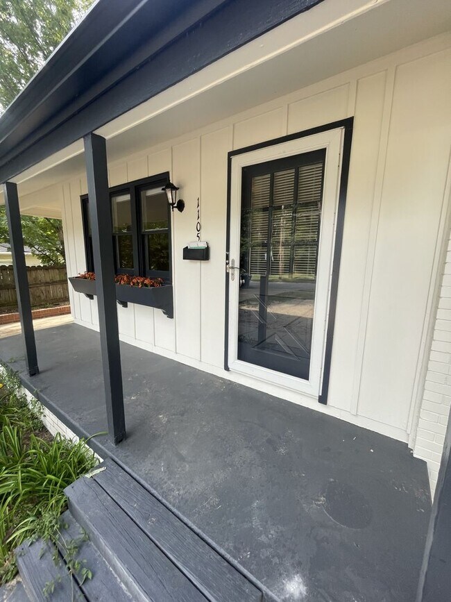 Foto del edificio - 3 Bd 2.5 Ba Ranch with carport