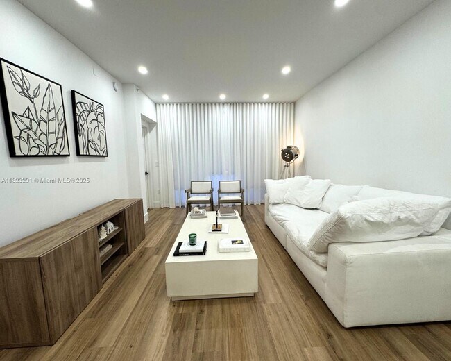 Foto del edificio - 6630 NW 114th Ave