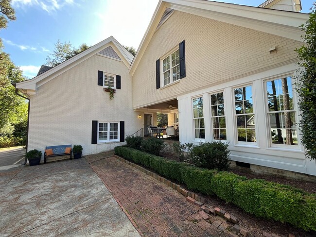 Building Photo - Incredible 5BD, 4.5BA House in Downtown Ra...
