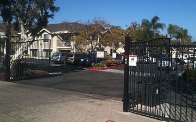 Building Photo - *** LOOK NO FURTHER !!! 2/2 DOWNSTAIRS CON...
