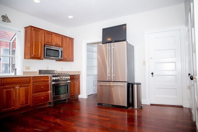 Building Photo - 10 Belfort St