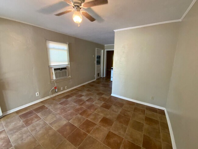 Foto del edificio - 1 Bed 1 Bath - Bethany Schools