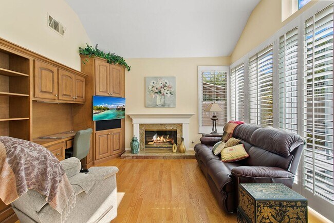 Foto del edificio - Beautiful and Highly Upgraded Furnished Ho...