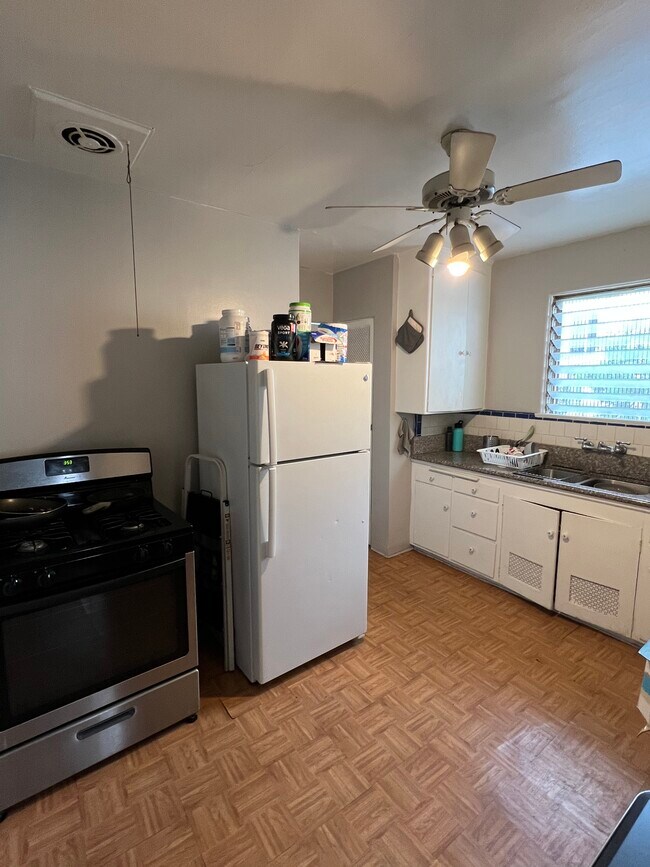Foto del edificio - 1366 Kelton Ave