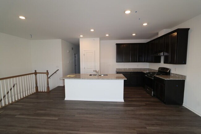 Building Photo - 462 Comstock Rd