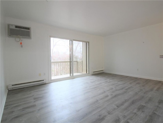 Building Photo - 7020 Villa Dr