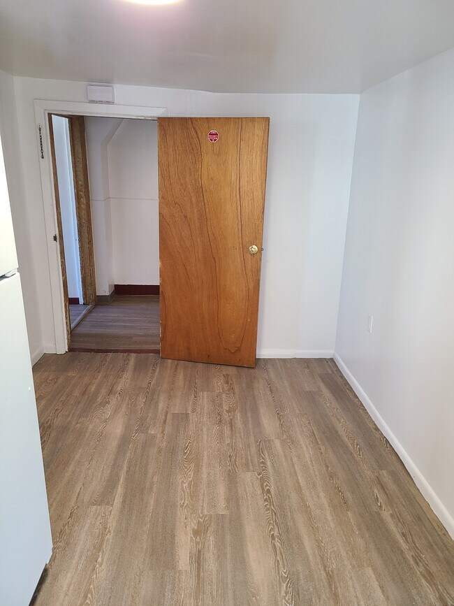 Cocina comedor que muestra el apartamento en la puerta de entrada. - 131 Depeyster St