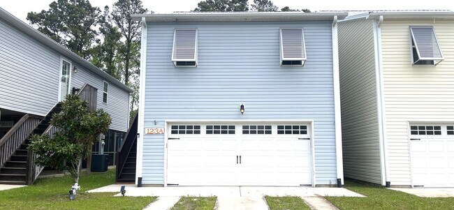 Building Photo - Beautiful Townhome with BEACH Convenience!