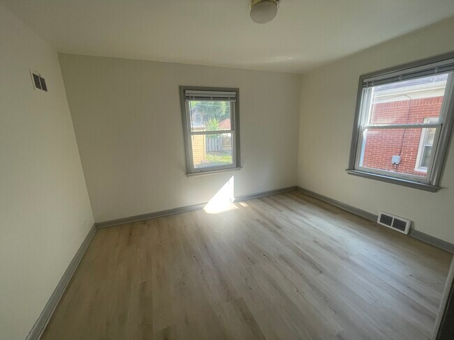 Building Photo - 5632 W Brooklyn Pl