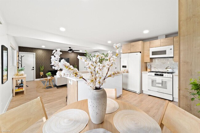 Building Photo - Room for Rent, 1 bath House - 850 Sacramen...