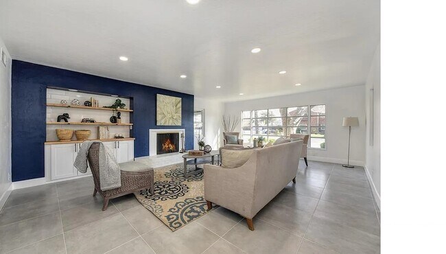 Building Photo - 3138 Land Park Dr