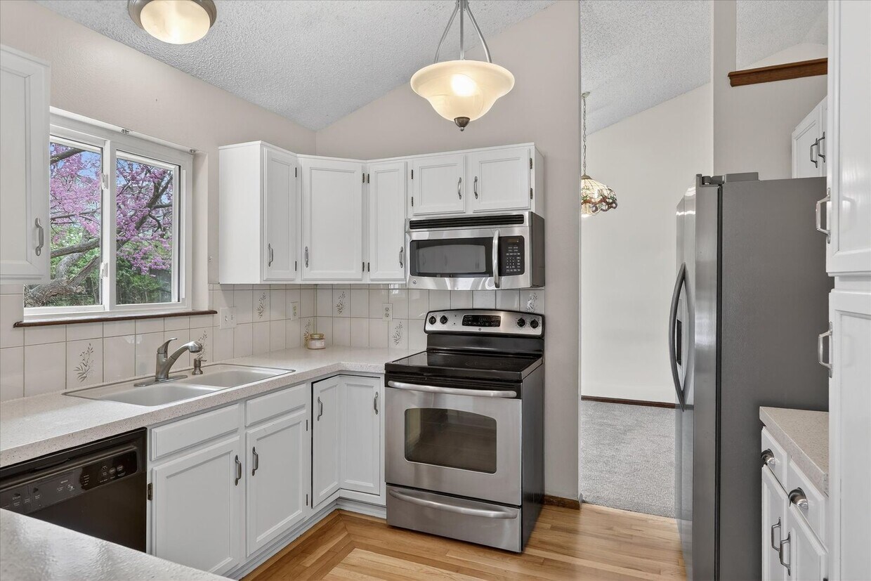 4BR/4BA Updated Home with Finished Basement Suite & Landscaped Yard - 4BR/4BA Updated Home with Finished Basement Suite & Landscaped Yard