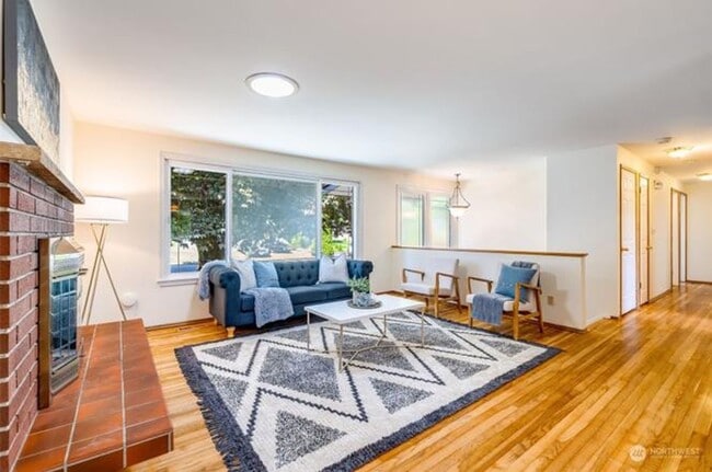 Building Photo - Beautiful Burien Home, Top Floor of Home for Rent