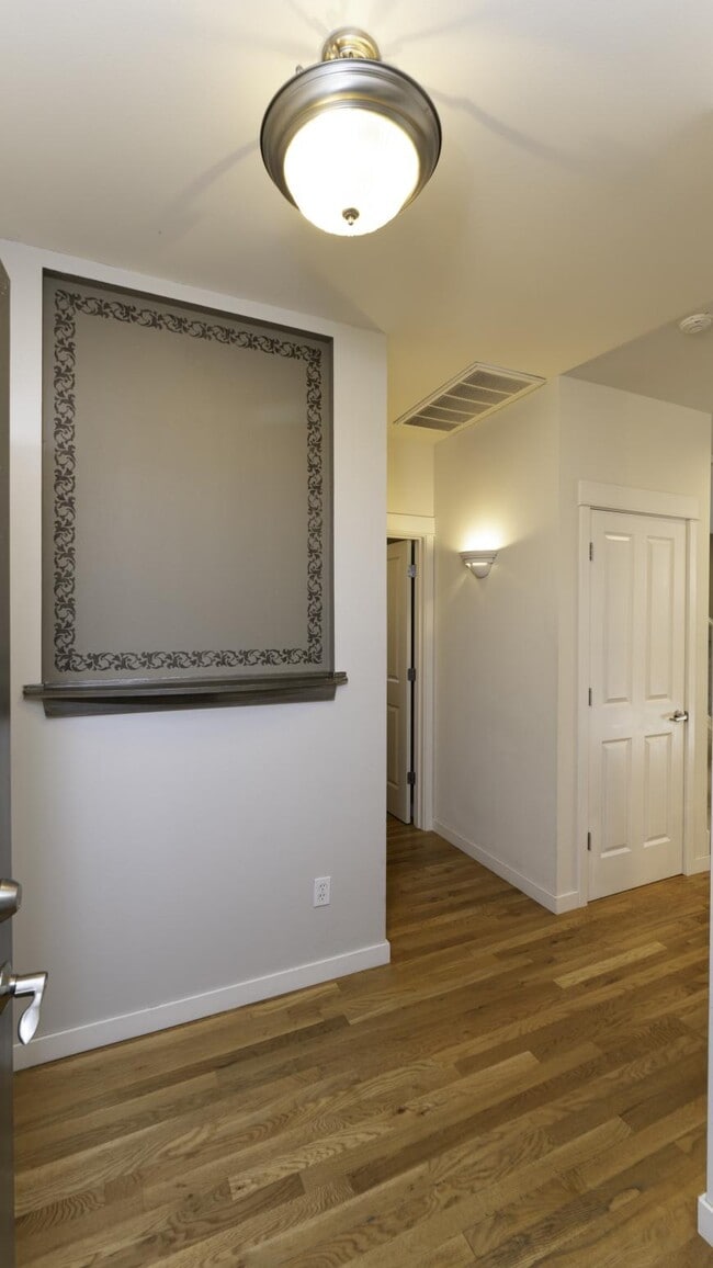 Building Photo - 3 bedroom in Kirkland WA 98033