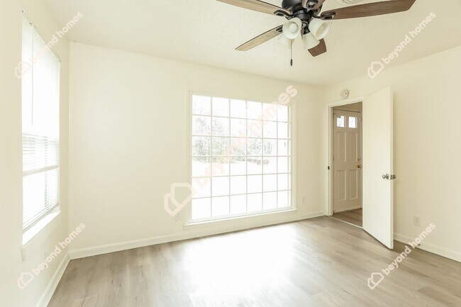 Foto del edificio - This Cozy 4 bedroom / 2 full bath and 2,09...