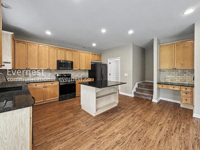 Building Photo - 3-Beds 3.5 Baths Spacious Home with Fenced Yard and Garage Parking