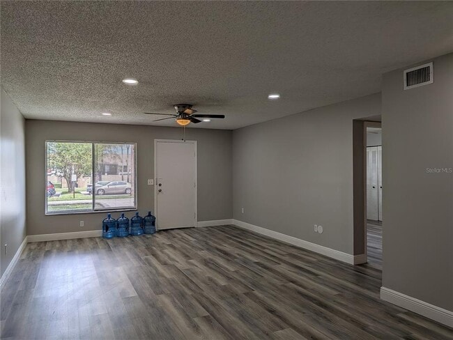 Foto del edificio - 725 Northlake Blvd