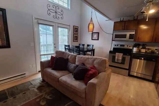 Foto del edificio - Centrally Located Townhouse – Near to South Perry, Quick Drive to Gonzaga!