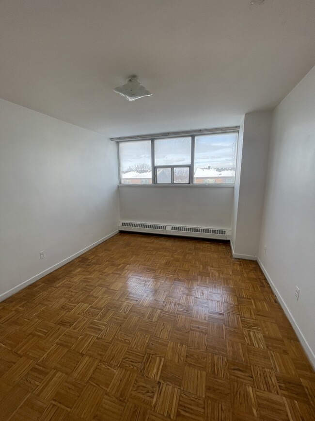 Building Photo - Large One Bedroom - Family Building