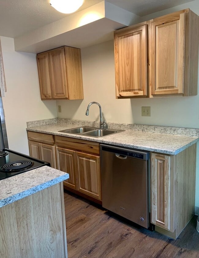 Building Photo - Awesome studio apt downtown with full kitc...