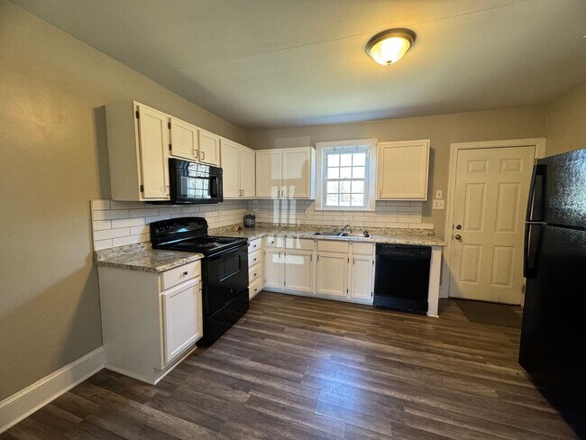 Foto del edificio - Updated and Spacious 2BR/1BA Apartment nea...
