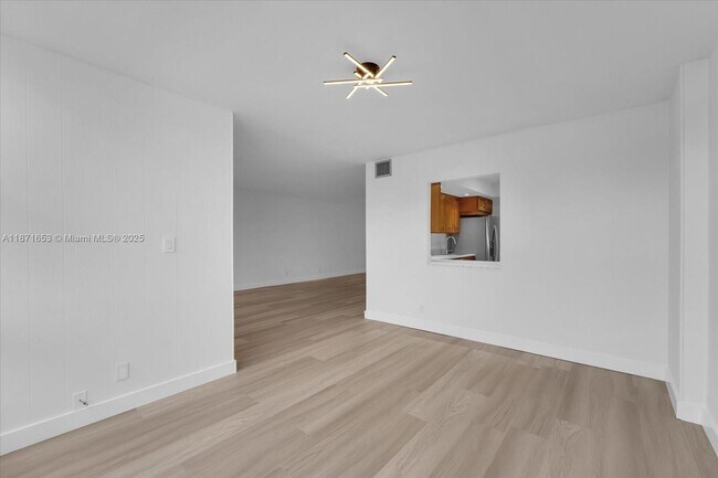 Building Photo - 1000 Parkview Dr