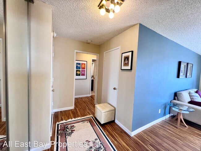 Building Photo - 1 br, 1 bath House - 2 Admiral Dr. #371