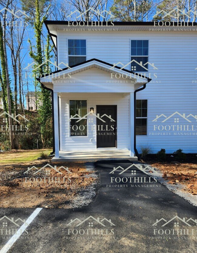Building Photo - Quaint 2-bedroom, 2-bathroom home, short d...
