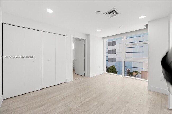Foto del edificio - 600 NE 27th St