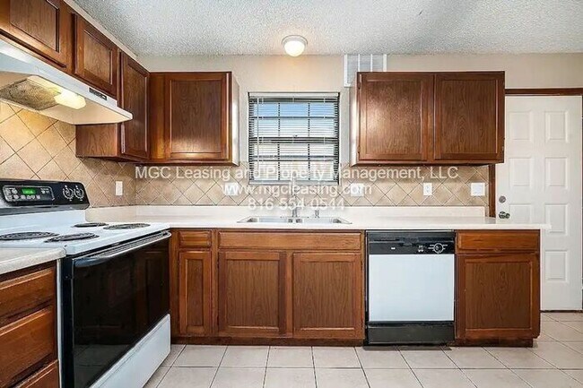 Foto del edificio - Cozy Townhome with Private Patio by Lake T...