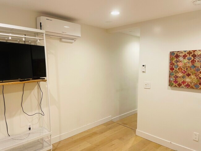 Foto del edificio - 7034 Yarmouth Ave