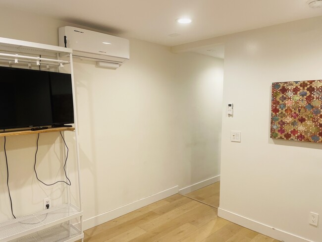 Building Photo - 7034 Yarmouth Ave