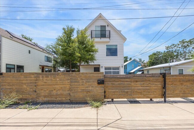 Building Photo - Large New Build on the East Side - 4/3.5 a...