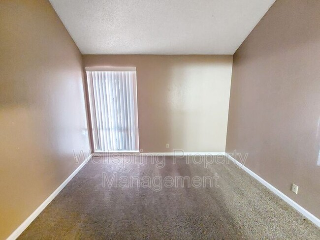 Foto del edificio - 730 N Sanders St