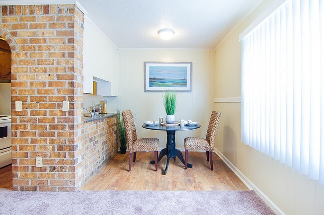 Área de comedor abierta - Willow Lake Apartments