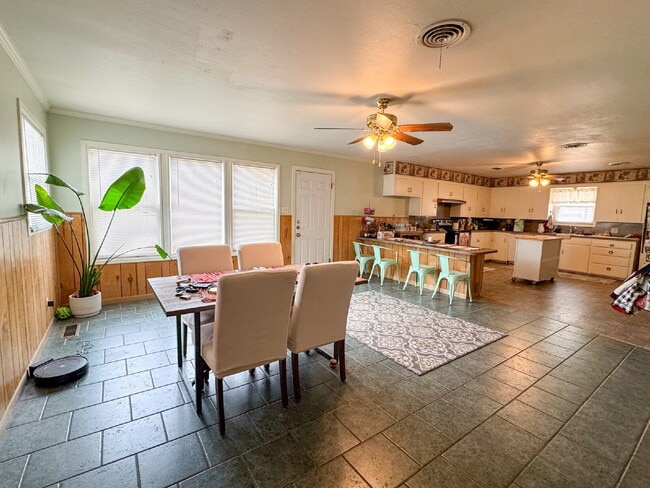 Building Photo - Easy access to 19th Street and Loop 289