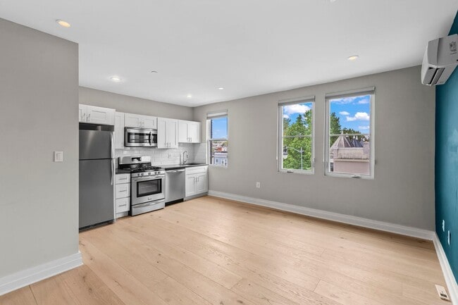 Building Photo - Bright Top-Floor 1BR Condo in Columbia Hei...