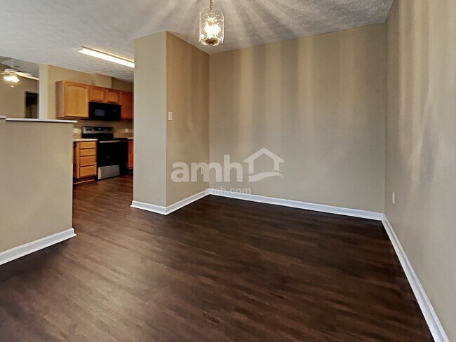 Foto del edificio - 6100 Glenmay Dr