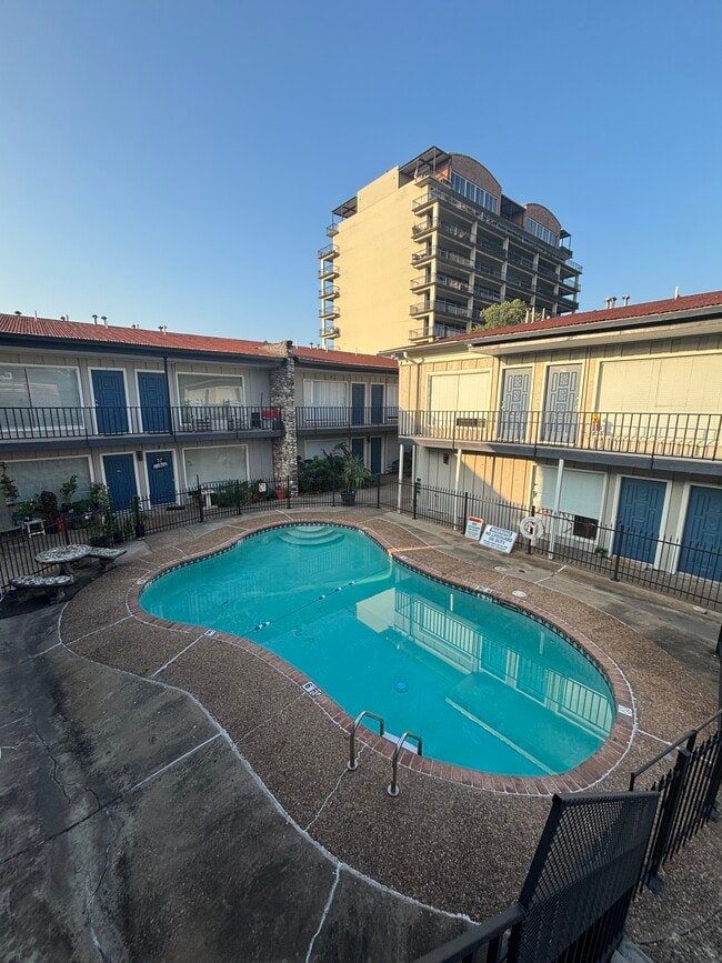 Building Photo - 414 Marshall St