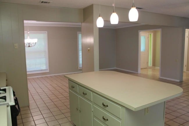 Building Photo - 2905 McElroy Dr