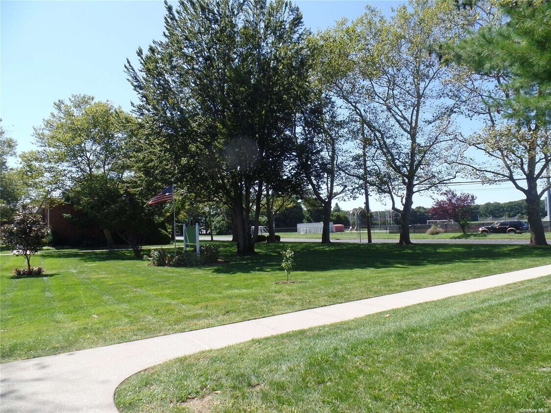 1233 Melville Rd Unit 27, Farmingdale, NY 11735 Room for Rent in