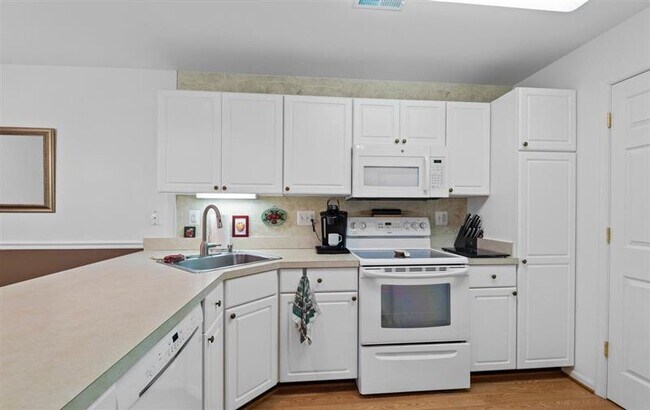 Building Photo - Rare opportunity, two bedroom two bathrooms