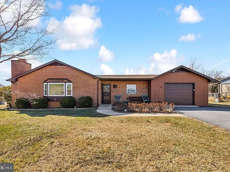 Primary Photo - "Charming 3-Bedroom Luray Retreat with Mod...