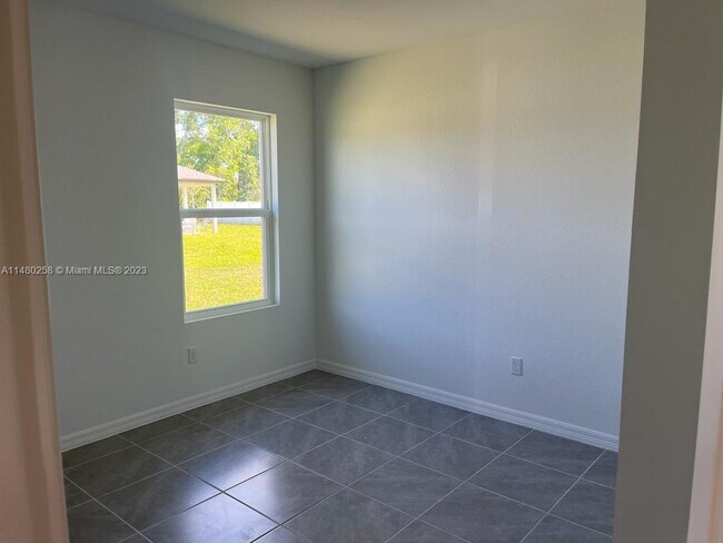 Foto del edificio - 434 SW Tulip Blvd