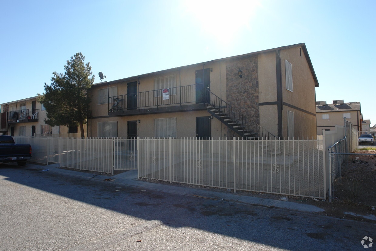 Primary Photo - 4765 Thunderbolt Ave