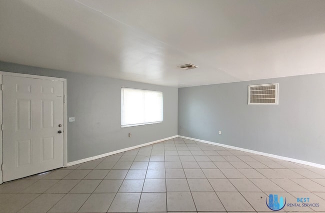 Building Photo - $1,495/Month !!! GORGEOUS 2 Beds | 1 Bath ...