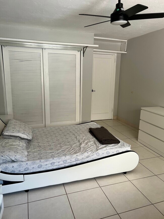 Dormitorio grande - 1301 NE 6th St