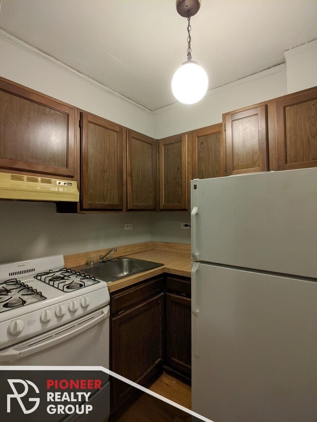 Building Photo - 837 W Wolfram St