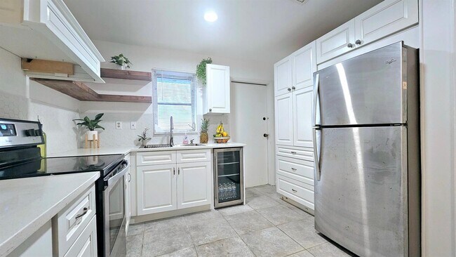 Building Photo - 330 N Ware Dr