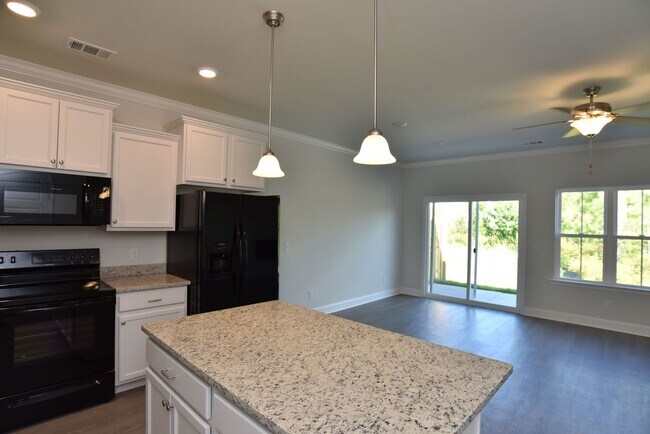 Foto del edificio - Beautiful Townhome. ***No Pets***